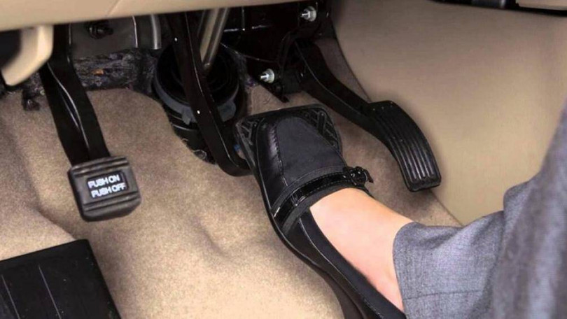 Vì thế khi đổ đèo không nên giữ phanh liên tục, nhất là khi xuống dốc, vì như vậy sẽ dễ dẫn đến bị bó phanh, mòn má rất nhanh