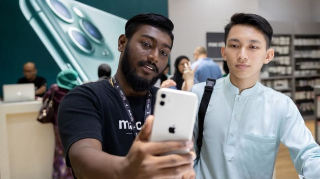 Một nhân viên của Apple (bên trái) đang test các tính năng trên iPhone 11 trong một sự kiện ra mắt sản phẩm tại Kuala Lumpur, Malaysia, ngày 27/9/2019. Ảnh: CNBC Ảnh: CNBC