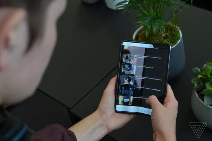 Galaxy Fold vẫn đạt được doanh thu "khủng" dù giá "chát". Ảnh: The Verge Ảnh: The Verge