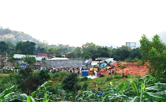 VietTimes, 2 người chết, 5 ngôi nhà bị chôn vùi, 2 người bị mắc kẹt, dưới đống đổ nát, vụ sạt lở núi, kinh hoàng, Nha Trang