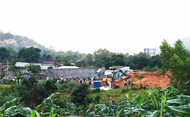 VietTimes, 2 người chết, 5 ngôi nhà bị chôn vùi, 2 người bị mắc kẹt, dưới đống đổ nát, vụ sạt lở núi, kinh hoàng, Nha Trang