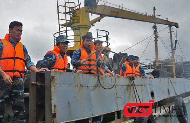 cứu nạn, ngư dân, lai dắt, tàu cá, QNg 92823TS, bị nạn, biển Hoàng Sa, Hải quân Vùng 3, Lý Sơn, không chịu rời tàu, VietTimes