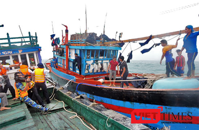 cứu nạn, ngư dân, lai dắt, tàu cá, QNg 92823TS, bị nạn, biển Hoàng Sa, Hải quân Vùng 3, Lý Sơn, không chịu rời tàu, VietTimes
