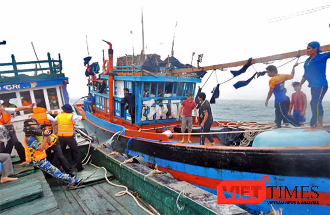 cứu nạn, ngư dân, lai dắt, tàu cá, QNg 92823TS, bị nạn, biển Hoàng Sa, Hải quân Vùng 3, Lý Sơn, không chịu rời tàu, VietTimes