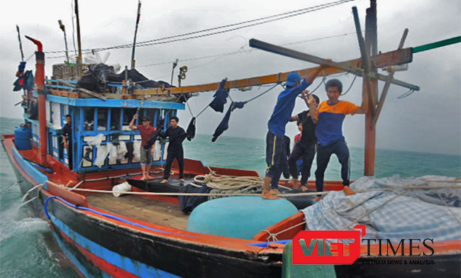 cứu nạn, ngư dân, lai dắt, tàu cá, QNg 92823TS, bị nạn, biển Hoàng Sa, Hải quân Vùng 3, Lý Sơn, không chịu rời tàu, VietTimes