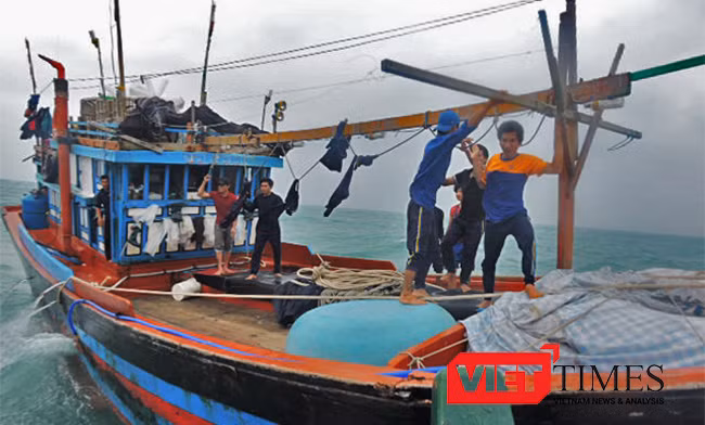 cứu nạn, ngư dân, lai dắt, tàu cá, QNg 92823TS, bị nạn, biển Hoàng Sa, Hải quân Vùng 3, Lý Sơn, không chịu rời tàu, VietTimes