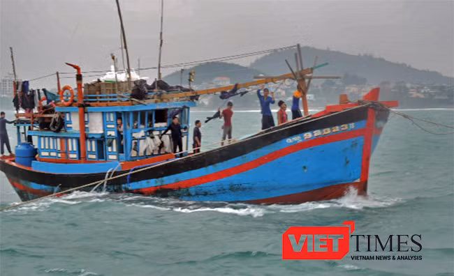 cứu nạn, ngư dân, lai dắt, tàu cá, QNg 92823TS, bị nạn, biển Hoàng Sa, Hải quân Vùng 3, Lý Sơn, không chịu rời tàu, VietTimes