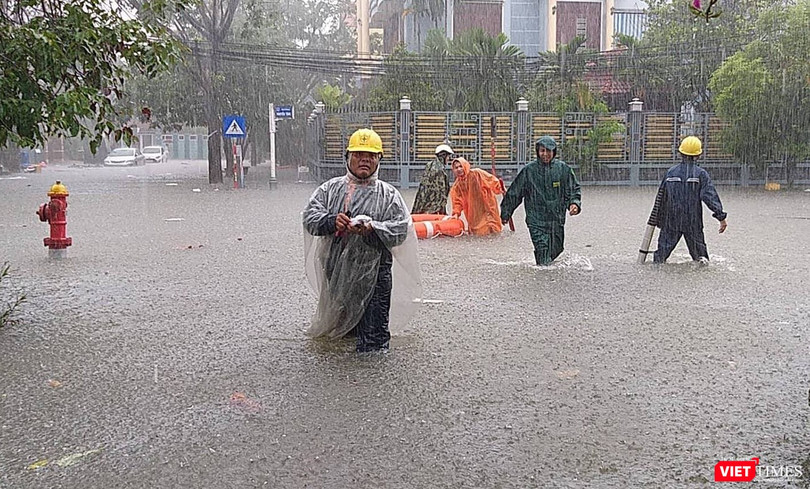 Mưa lớn kéo dài khiến nhiều khu vực của TP Đà Nẵng chìm sâu trong nước.