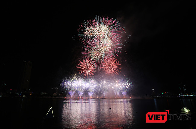 Lễ hội pháo hoa Đà Nẵng 2017: Mãn nhãn với “Trận chung kết sớm” giữa Úc và Ý ảnh 4