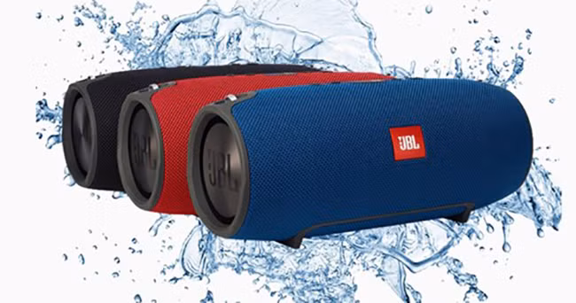 Sạc dự phòng, ổ cắm đa năng, loa không dây là một trong những phụ kiện công nghệ không thể thiếu khi đi du lịch. 