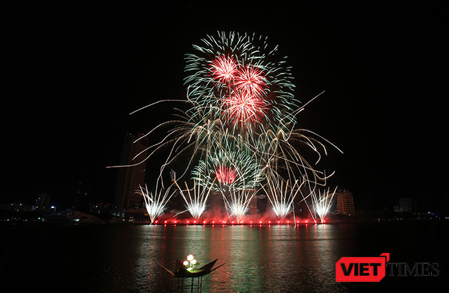 Tối 24/6, đêm chung kết Lễ hội pháo hoa quốc tế Đà Nẵng 2017-DIFF 2017 mang chủ đề “Mộc” đã diễn ra với màn trình diễn đặc sắc của “3 chàng ngư lâm” Anh-Úc-Ý và ngôi quán quân đã thuộc về đội Ý.