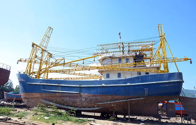 VietTimes, tàu cá vỏ thép, ngư dân Quảng Nam, liên tục hư hỏng, nằm bờ,khởi kiện, cơ sở đóng tàu, tòa án, Nghị định 67