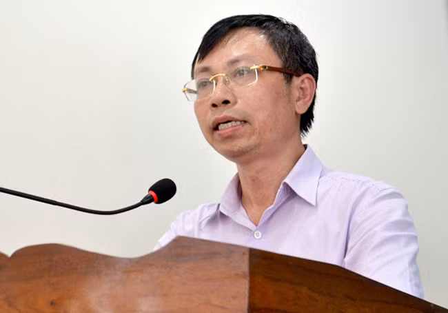 Ông Đào Hồng Đức, Giám đốc Trung tâm đăng kiểm tàu cá Tổng cục Thủy sản thừa nhận năng lực Đăng kiểm viên còn yếu nên không phát hiện máy chính không đồng bộ(?!) (Ảnh Duy Thanh-Tuổi Trẻ)