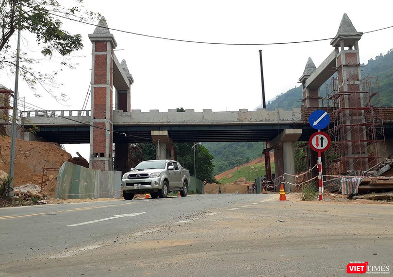 Cận cảnh cây cầu vắt ngang qua Quốc lộ 14G để phục vụ hoạt động Khu du lịch suối khoáng nóng núi Thần Tài