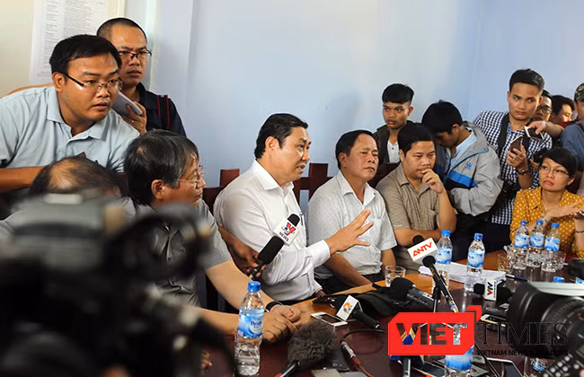 Ông Huỳnh Đức Thơ, Chủ tịch UBND TP Đà Nẵng chỉ đạo các cơ quan liên quan đình chỉ, xử phạt sai phạm theo đúng quy định. Đồng thời xem xét để chủ đầu tư bổ sung đầy đủ giấy tờ rồi có thể cho phép để chủ đầu tư tiếp tục thi công