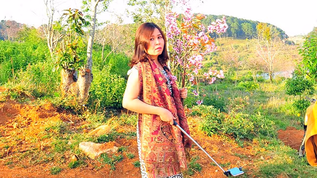 UBND tỉnh Bình Thuận đã có văn bản khẩn và yêu cầu bà Phạm Thị Minh Hiếu, Phó Giám đốc Sở Tư pháp Bình Thuận xin lỗi công khai liên quan đến vụ việc "bẻ hoa" Mai Anh Đào tại Đà Lạt (Lâm Đồng) (ảnh Tuổi Trẻ)