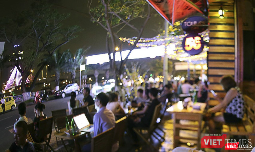 Quán pub trên đường Bạch Đằng (Đà Nẵng) trong thời điểm trước khi dịch COVID-19 bùng phát