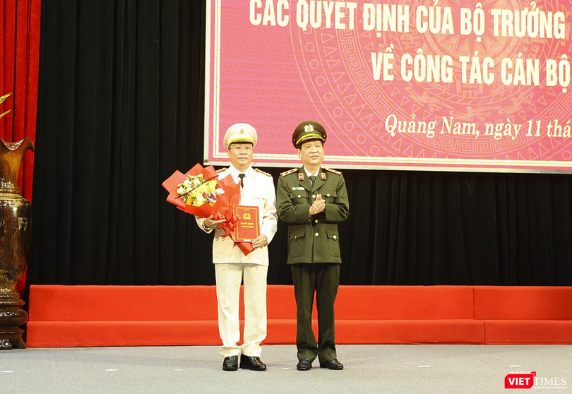 Trung tướng Nguyễn Văn Sơn - Thứ trưởng Bộ Công an trao quyết định bổ nhiệm Giám đốc Công an tỉnh Quảng Nam cho Đại tá Nguyễn Đức Dũng.