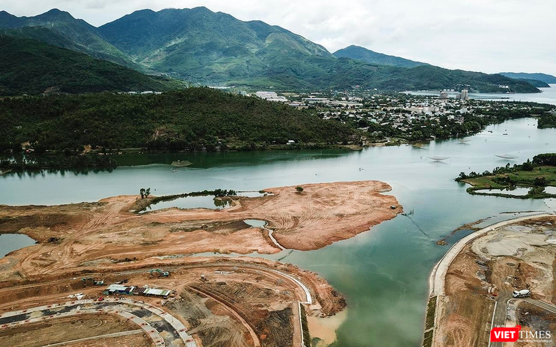 Hiện trường thi công nền tại Khu D2-Dự án Khu đô thị Golden Hills do Công ty CP Trung Nam làm chủ đầu tư khi chưa có hồ sơ quy hoạch hạ tầng kỹ thuật và giấy phép xây dựng của cơ quan có thẩm quyền phê duyệt.