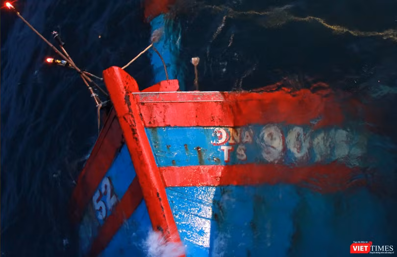 Tàu cá của ngư dân Việt Nam từng bị tàu "lạ" đâm chìm trên Biển Đông đã đánh dấu cho những xung đột tranh chấp đang diễn biến phức tạp.