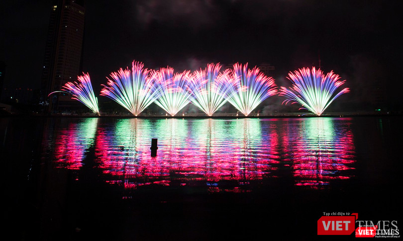 Pháo hoa Đà Nẵng 2018: Cận cảnh hàng vạn người nhún nhảy cùng đội Ba Lan bên “những cây cầu huyền thoại“ ảnh 34