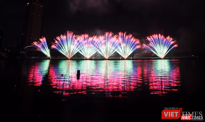 Pháo hoa Đà Nẵng 2018: Cận cảnh hàng vạn người nhún nhảy cùng đội Ba Lan bên “những cây cầu huyền thoại“ ảnh 34