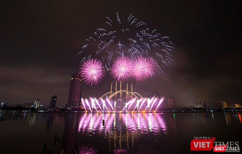 Pháo hoa Đà Nẵng 2018: Cận cảnh hàng vạn người nhún nhảy cùng đội Ba Lan bên “những cây cầu huyền thoại“ ảnh 1