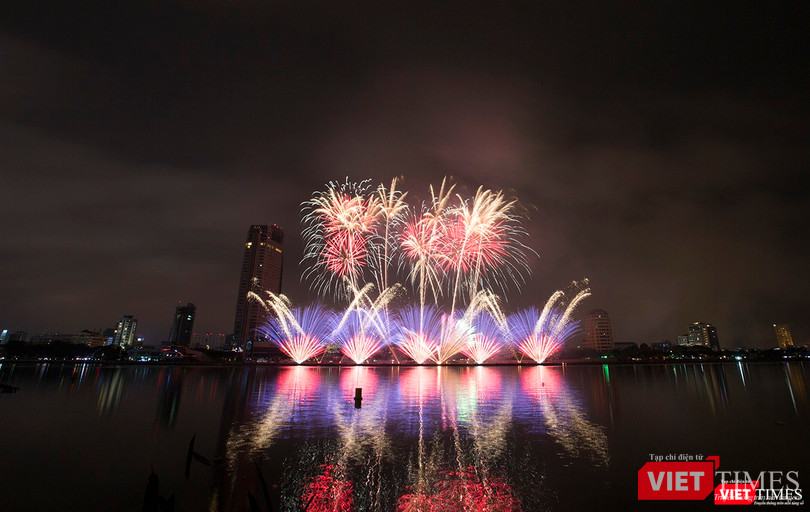 Pháo hoa Đà Nẵng 2018: Cận cảnh hàng vạn người nhún nhảy cùng đội Ba Lan bên “những cây cầu huyền thoại“ ảnh 5