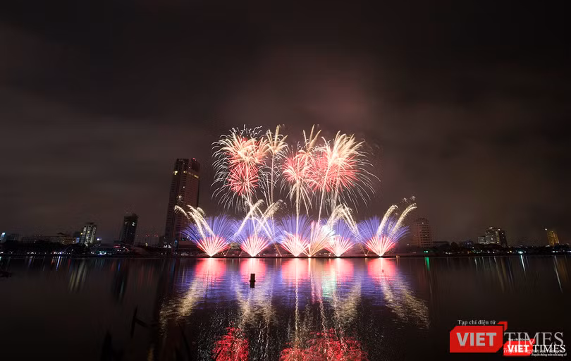 Pháo hoa Đà Nẵng 2018: Cận cảnh hàng vạn người nhún nhảy cùng đội Ba Lan bên “những cây cầu huyền thoại“ ảnh 5