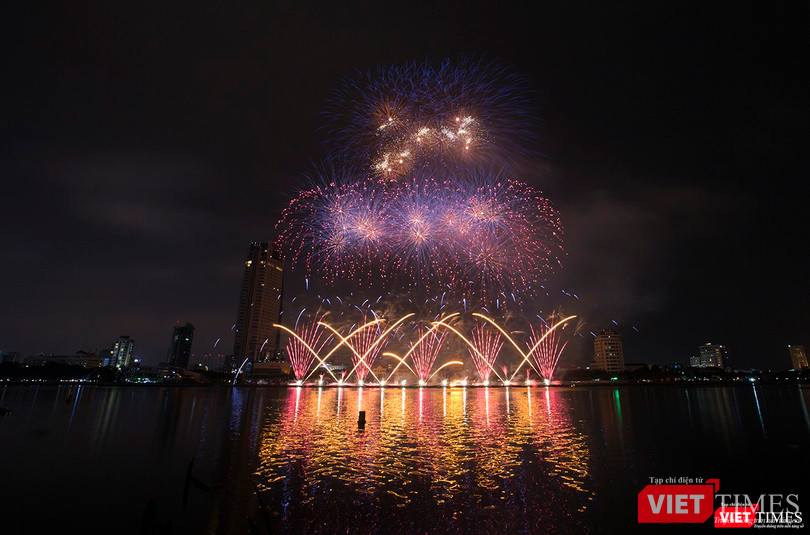 Pháo hoa Đà Nẵng 2018: Cận cảnh hàng vạn người nhún nhảy cùng đội Ba Lan bên “những cây cầu huyền thoại“ ảnh 35