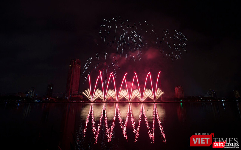 Pháo hoa Đà Nẵng 2018: Cận cảnh hàng vạn người nhún nhảy cùng đội Ba Lan bên “những cây cầu huyền thoại“ ảnh 14