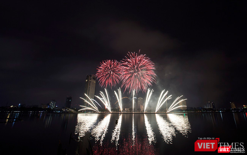 Pháo hoa Đà Nẵng 2018: Cận cảnh hàng vạn người nhún nhảy cùng đội Ba Lan bên “những cây cầu huyền thoại“ ảnh 24