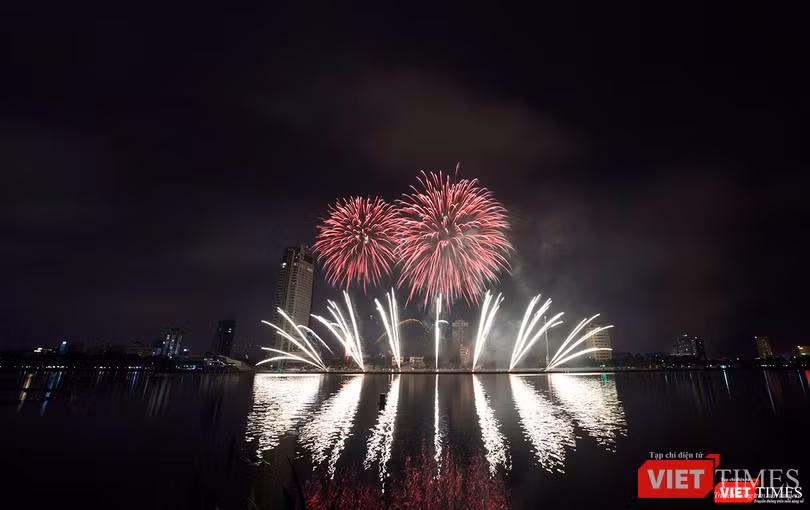 Pháo hoa Đà Nẵng 2018: Cận cảnh hàng vạn người nhún nhảy cùng đội Ba Lan bên “những cây cầu huyền thoại“ ảnh 24