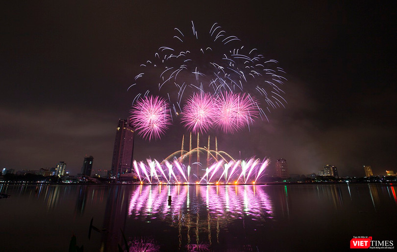 Tối 30/4, Lễ hội pháo hoa quốc tế Đà Nẵng (DIFF 2018) với chủ đề "Huyền thoại những cây cầu" đã chính thức khai mạc, chính thức đưa Đà Nẵng vào không gian lễ hội của sắc màu và ánh sáng kéo dài 2 tháng.