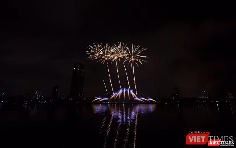 Pháo hoa Đà Nẵng 2018: Cận cảnh hàng vạn người nhún nhảy cùng đội Ba Lan bên “những cây cầu huyền thoại“ ảnh 20