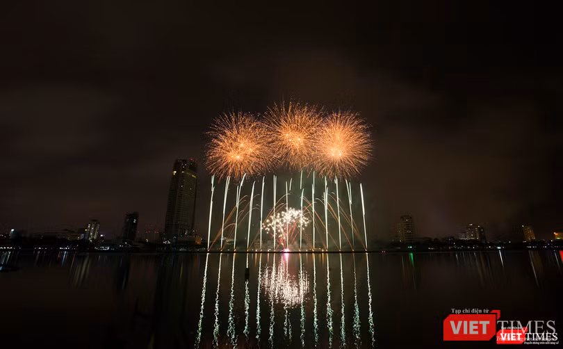 Pháo hoa Đà Nẵng 2018: Cận cảnh hàng vạn người nhún nhảy cùng đội Ba Lan bên “những cây cầu huyền thoại“ ảnh 23