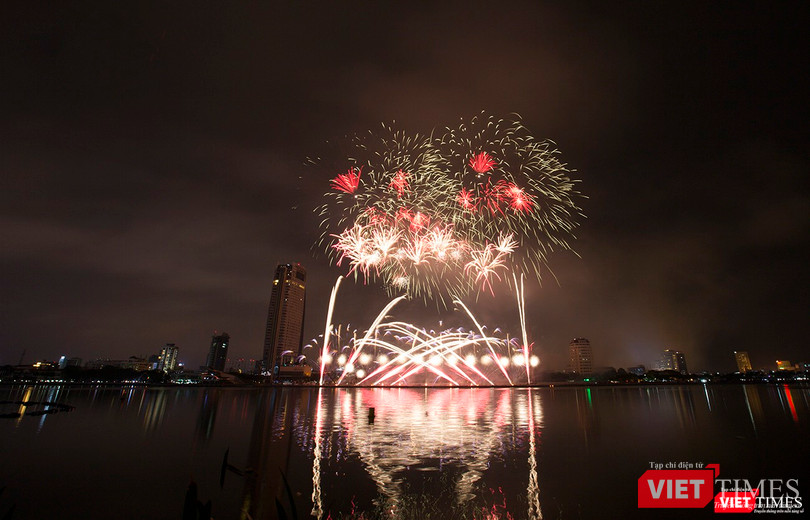 Pháo hoa Đà Nẵng 2018: Cận cảnh hàng vạn người nhún nhảy cùng đội Ba Lan bên “những cây cầu huyền thoại“ ảnh 25