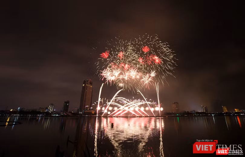 Pháo hoa Đà Nẵng 2018: Cận cảnh hàng vạn người nhún nhảy cùng đội Ba Lan bên “những cây cầu huyền thoại“ ảnh 25