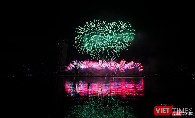 Pháo hoa Đà Nẵng 2018: Cận cảnh hàng vạn người nhún nhảy cùng đội Ba Lan bên “những cây cầu huyền thoại“ ảnh 32