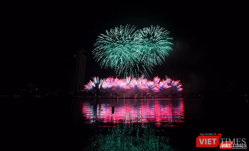 Pháo hoa Đà Nẵng 2018: Cận cảnh hàng vạn người nhún nhảy cùng đội Ba Lan bên “những cây cầu huyền thoại“ ảnh 32