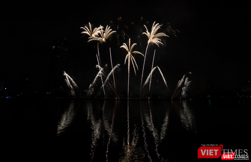 Pháo hoa Đà Nẵng 2018: Cận cảnh hàng vạn người nhún nhảy cùng đội Ba Lan bên “những cây cầu huyền thoại“ ảnh 10
