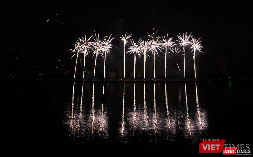 Pháo hoa Đà Nẵng 2018: Cận cảnh hàng vạn người nhún nhảy cùng đội Ba Lan bên “những cây cầu huyền thoại“ ảnh 12