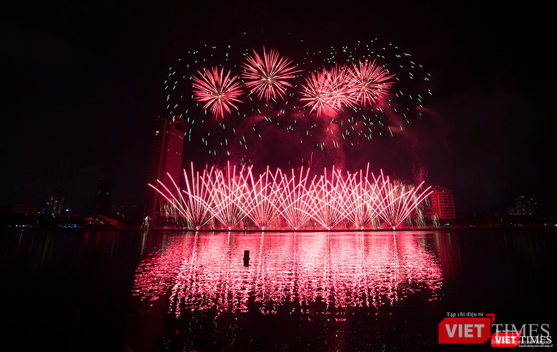 Pháo hoa Đà Nẵng 2018: Cận cảnh hàng vạn người nhún nhảy cùng đội Ba Lan bên “những cây cầu huyền thoại“ ảnh 31