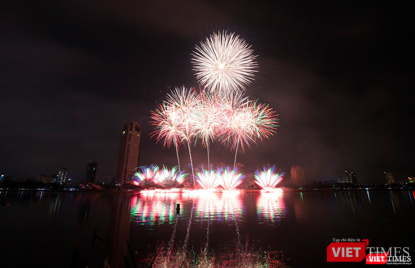 Pháo hoa Đà Nẵng 2018: Cận cảnh hàng vạn người nhún nhảy cùng đội Ba Lan bên “những cây cầu huyền thoại“ ảnh 36