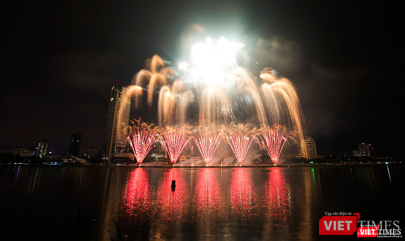 Pháo hoa Đà Nẵng 2018: Cận cảnh hàng vạn người nhún nhảy cùng đội Ba Lan bên “những cây cầu huyền thoại“ ảnh 27