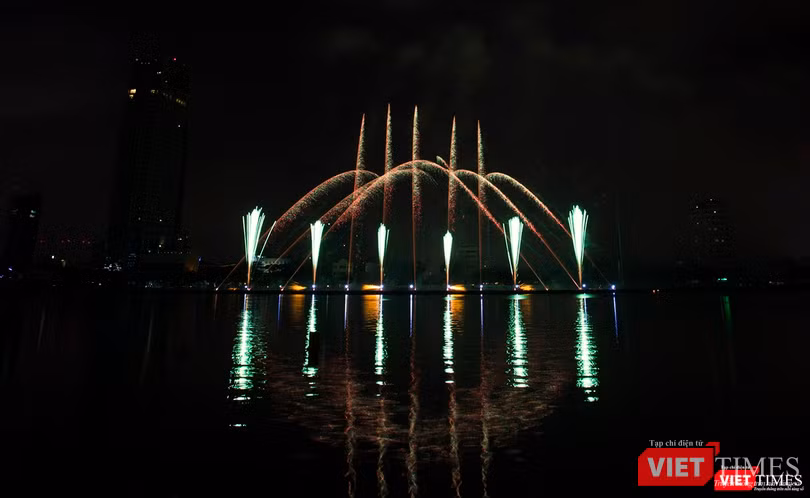 Pháo hoa Đà Nẵng 2018: Cận cảnh hàng vạn người nhún nhảy cùng đội Ba Lan bên “những cây cầu huyền thoại“ ảnh 8