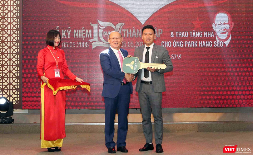 Tối 6/5, HLV Park Hang Seo cùng phu nhân đã đến Đà Nẵng nhận căn nhà do Công ty Phúc Hoàng Ngọc trao tặng và mong ông muốn cống hiến hết mình cho bóng đá Việt Nam.