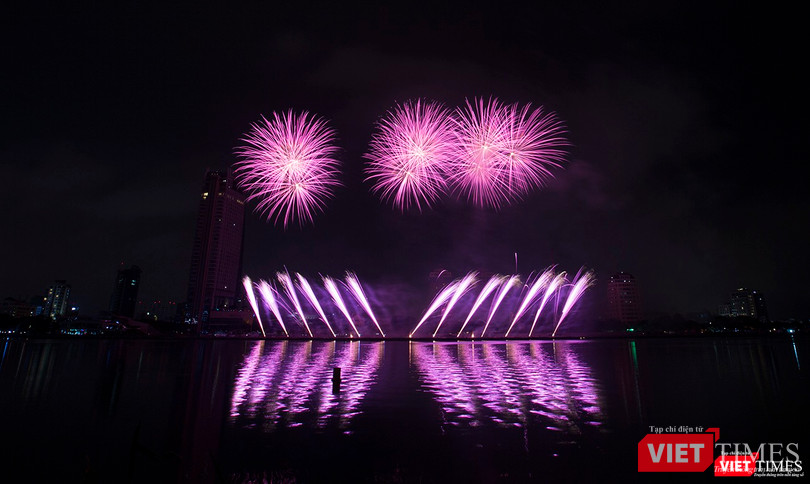 Pháo hoa Đà Nẵng 2018: Cận cảnh hàng vạn người nhún nhảy cùng đội Ba Lan bên “những cây cầu huyền thoại“ ảnh 9
