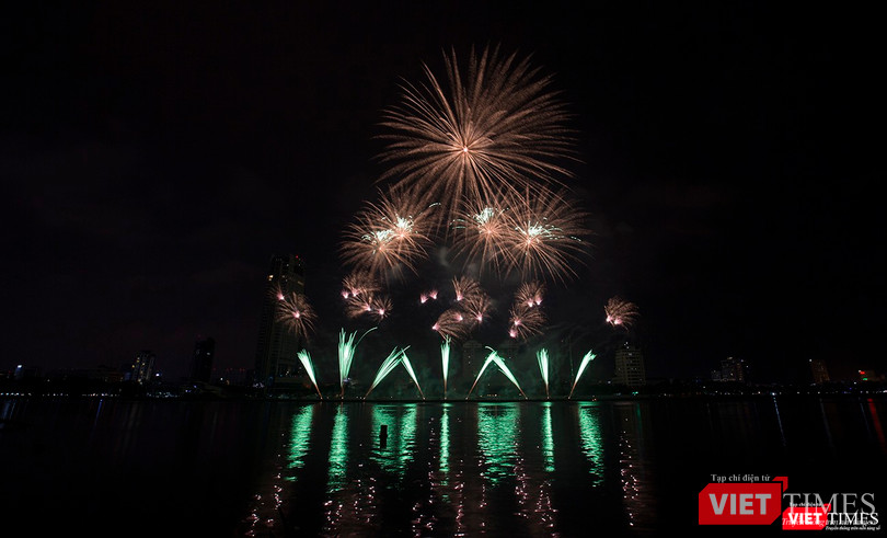 Pháo hoa Đà Nẵng 2018: Cận cảnh hàng vạn người nhún nhảy cùng đội Ba Lan bên “những cây cầu huyền thoại“ ảnh 22