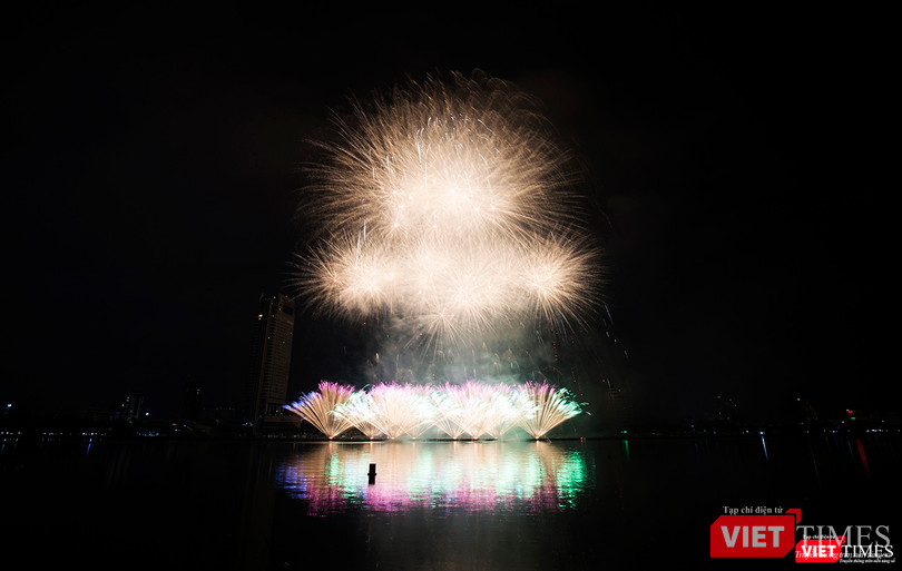 Pháo hoa Đà Nẵng 2018: Cận cảnh hàng vạn người nhún nhảy cùng đội Ba Lan bên “những cây cầu huyền thoại“ ảnh 29